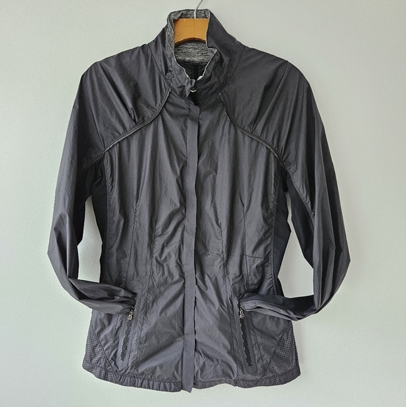Excellent condition, women's Lululemon Essential running jacket - Size 6 - Picture 2 of 5